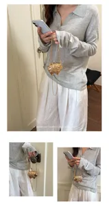 Chic sac bandoulière miniature mouton métallique avec chaîne, sac design élégant pour femmes.