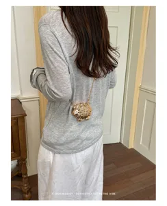 Détail du sac bandoulière mouton métallique chic, mini sac à chaîne tendance pour l'été.