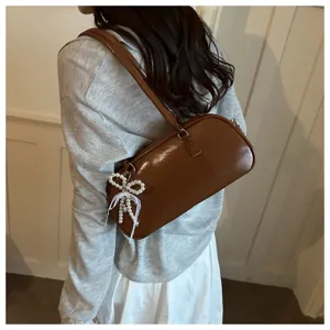 Vue de détail d'un sac à épaule marron élégant avec nœud de perles, style coréen raffiné