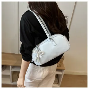Sac à épaule oreiller en cuir verni uni design de niche coréenne vue détaillée femme
