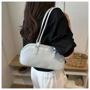 Sac porté épaule minimaliste uni style oreiller, vue détaillée de sac bandoulière.