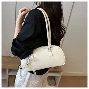 Sac à épaule blanc minimaliste sac coussin sous les bras avec pendentif perle détail