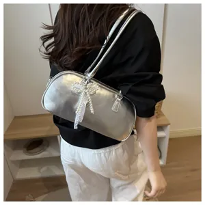 Sac à épaule minimaliste argenté métallique style coréen avec nœud de perles élégant.