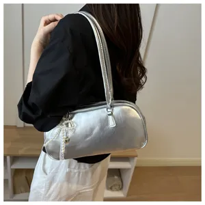 Vue détaillée du sac oreiller argenté sous l'aisselle avec breloque perle, style coréen chic.