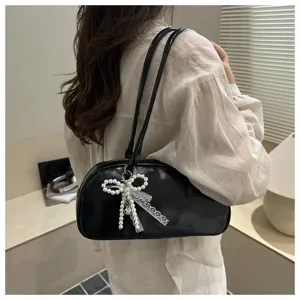 Sac porté épaule minimaliste coréen noir avec nœud élégant en perles et dentelle.