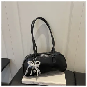 Sac porté épaule noir en cuir verni style coréen avec détail de nœud papillon en perles.