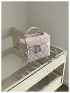 Sac bandoulière matelassé rose avec chaîne, élégant sac à main tendance pour femmes.