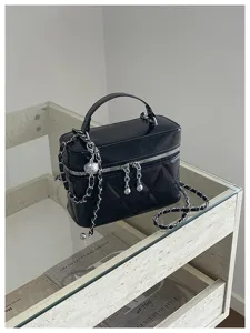 Sac à bandoulière matelassé noir chic avec chaîne pour femme, accessoire élégant.