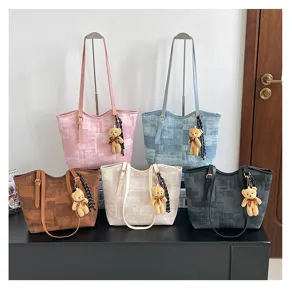 Large capacity trendy versatile tote bag summer commuter casual single shoulder handbag.