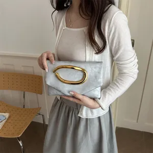 Elegante silberne Clutch Tasche mit goldenem Skulptur Griff für Damen, Hauptansicht.