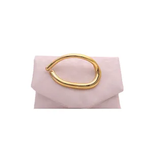Trendige minimalistische rosa Clutch mit einzigartigem goldenem Metallgriff für Damen