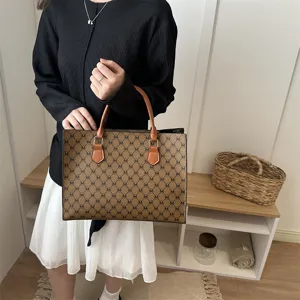 Elegante borsa tote con monogramma da donna, chic borsa a tracolla con manici.