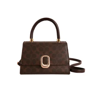 Bolso bandolera marrón clásico con monograma, asa superior y hebilla de metal dorado elegante.