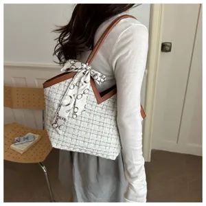 Chique tweed tote tas voor dames, stijlvolle schoudertas met zijden sjaal voor de zomer.