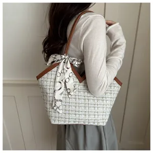 Stijlvolle tweed tote tas voor dames met bruine lederen afwerking en gedrukte sjaal.