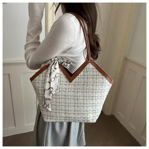 Elegante tweed shopper tas voor dames met bruine lederen afwerking en stijlvolle sjaal.