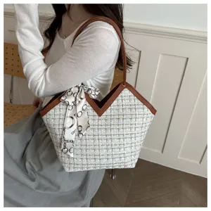 Detailweergave van stijlvolle tweed shopper voor dames, met V-snede en sjaal.