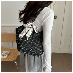 Chique zwarte tweed schoudertas tote tas voor dames met elegante zijden sjaal.