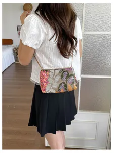 Geborduurde bloemen pailletten crossbody tas detailweergave, chique resort-stijl schoudertas.
