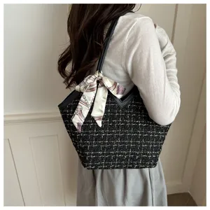 Chique zwarte tweed damestas met zijden sjaaldetail, perfect voor de casual dagelijkse look.