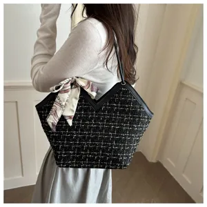 Chique dames tweed schoudertas tote met V-hals ontwerp en stijlvol zijden sjaal accent.