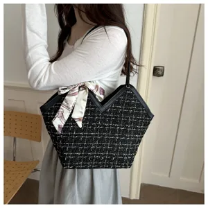 Zwarte tweed tote tas voor dames, chique V-snit ontwerp met elegante gedrukte zijden sjaal.