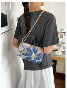 Gedetailleerd overzicht van de resort-stijl bloemen pailletten geborduurde enveloppentas.