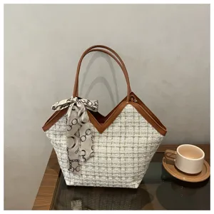 Elegante tweed shopper tas met bruine lederen handvatten en chique lintdetail voor dames.