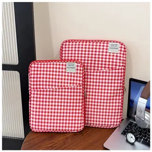 Rood-wit gingham laptophoes detail, stoffen opbergtas met voorvak en handige ritsluiting.