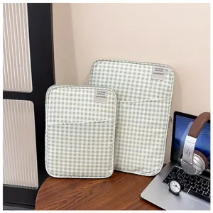 Groene ruit laptop hoes organizer tas met handig voorvak en ritssluiting detail.