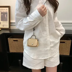 Kleine schoudertas voor dames, trendy chic mini vierkante handtas met metalen slot.
