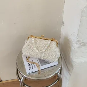 Élégant sac de soirée pochette blanc fleuri avec perles, fermoir doré et bandoulière chaîne.