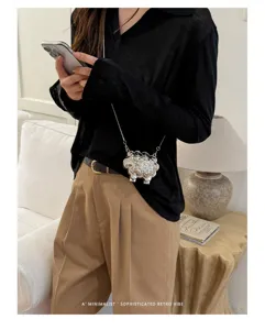 Sac bandoulière mouton en métal argenté chic, mini sac design de niche pour femmes.
