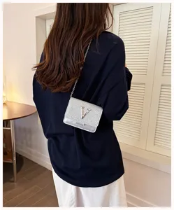 Sac bandoulière chaîne design de niche coréen avec rabat pailleté et serrure métal V.