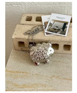 Sac bandoulière métallique argenté en forme de mouton minimaliste, mini sac à chaîne chic.