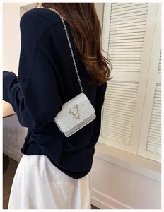 Sac bandoulière argenté pailleté avec chaîne et logo V, petite sacoche carrée et élégante.