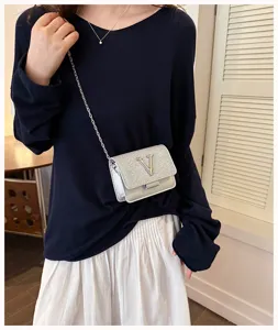 Sac bandoulière tendance style coréen chaîne métal finition pailletée argent logo V.