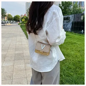 Vue détaillée du sac à bandoulière tendance pour femme avec fermeture métallique en V.