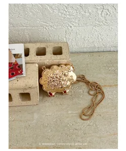 Sac bandoulière mini mouton en métal doré vue détaillée, pochette chaîne animal mignonne unique.