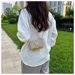 Vue détaillée d'un sac bandoulière chic style coréen avec rabat pailleté et logo V en métal.