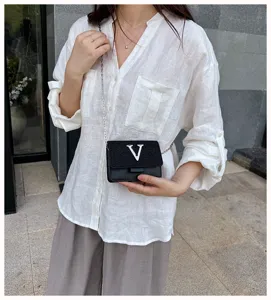 Vue détaillée du sac à bandoulière élégant de style coréen avec chaîne pour femmes.