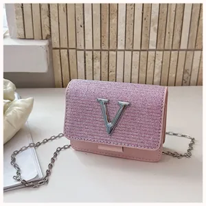 Mini sac bandoulière scintillant rose détail, fermoir logo V argenté et chaîne, accessoire mode.
