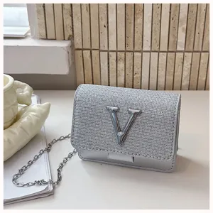 Sac bandoulière chaîne chic style coréen, petit sac carré argenté brillant vue détaillée.