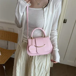 Roze stijlvolle schoudertas voor dames, chique retro handtas met metalen detail.