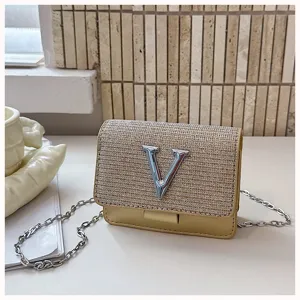 Vue détaillée du petit sac à bandoulière chic avec rabat scintillant et logo V en métal.