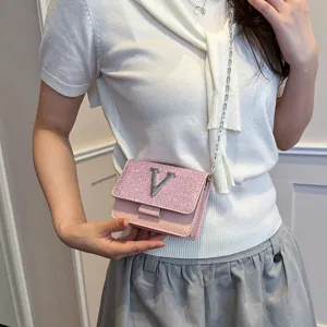 Sac bandoulière chaîne pailleté chic style coréen avec logo V métallique pour femme été.