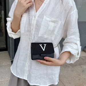 Sac bandoulière tendance avec chaîne pour femme, élégant sac noir chic vue principale.