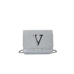 Sac a bandouliere chatoyant argente avec chaine, petit sac carre tendance ete.
