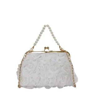 Elegante sacoche de soiree fleurie blanche avec poignee perle et chaine doree pour femme chic.
