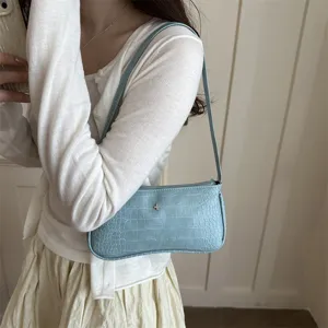 Sac porté épaule bleu clair effet croco, sac baguette français chic, sac à main d'été décontracté.